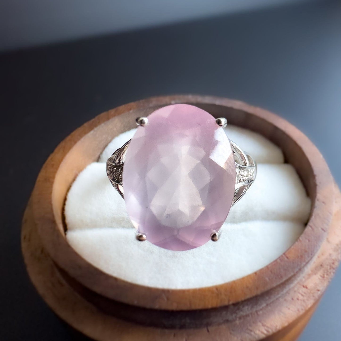 9ct | 9k White Gold | Vintage | Rose Quartz & Diamond Chip Pierced Shoulder Ring | Statement Ring | Cocktail Ring | 375 Marked |