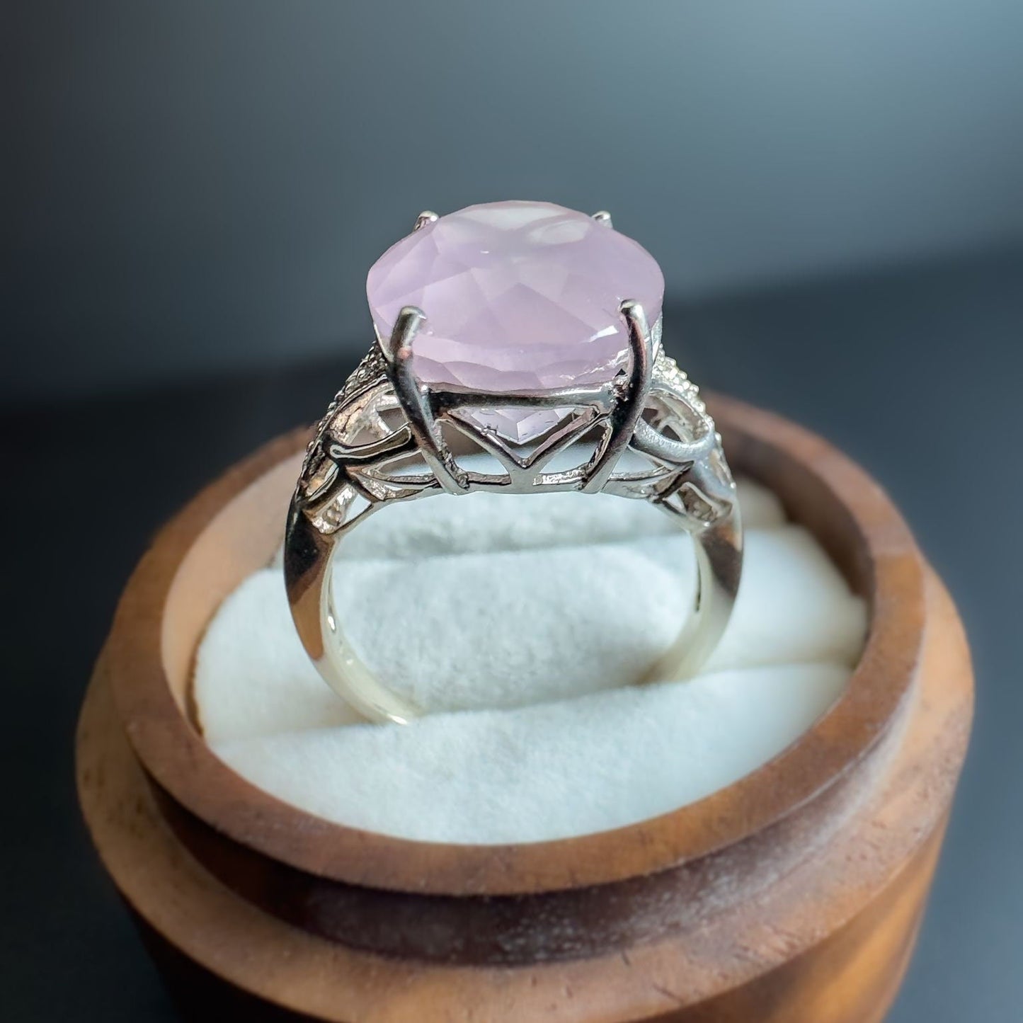 9ct | 9k White Gold | Vintage | Rose Quartz & Diamond Chip Pierced Shoulder Ring | Statement Ring | Cocktail Ring | 375 Marked |