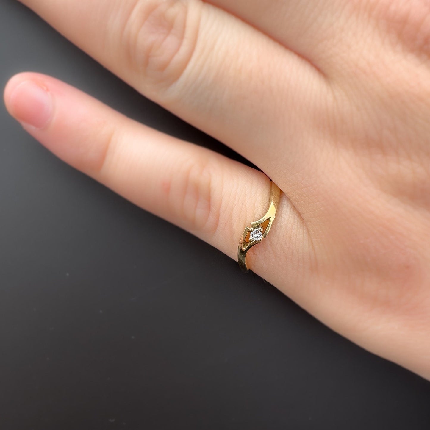 Elegant 9ct Solid Gold Vintage Diamond Ring | Solitaire Setting with Swirl Design | Promise Ring | UK O - US 7.25 | Resizable | Hallmarked