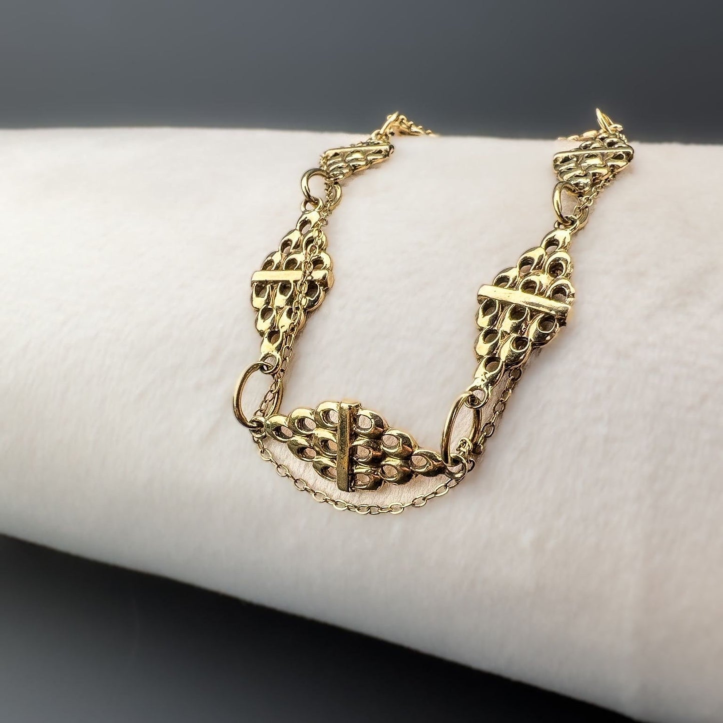 9ct | 9k Solid Gold | Vintage | Diamond Shaped Link Bracelet With Weaving Fine Link Chain | English Hallmarks |