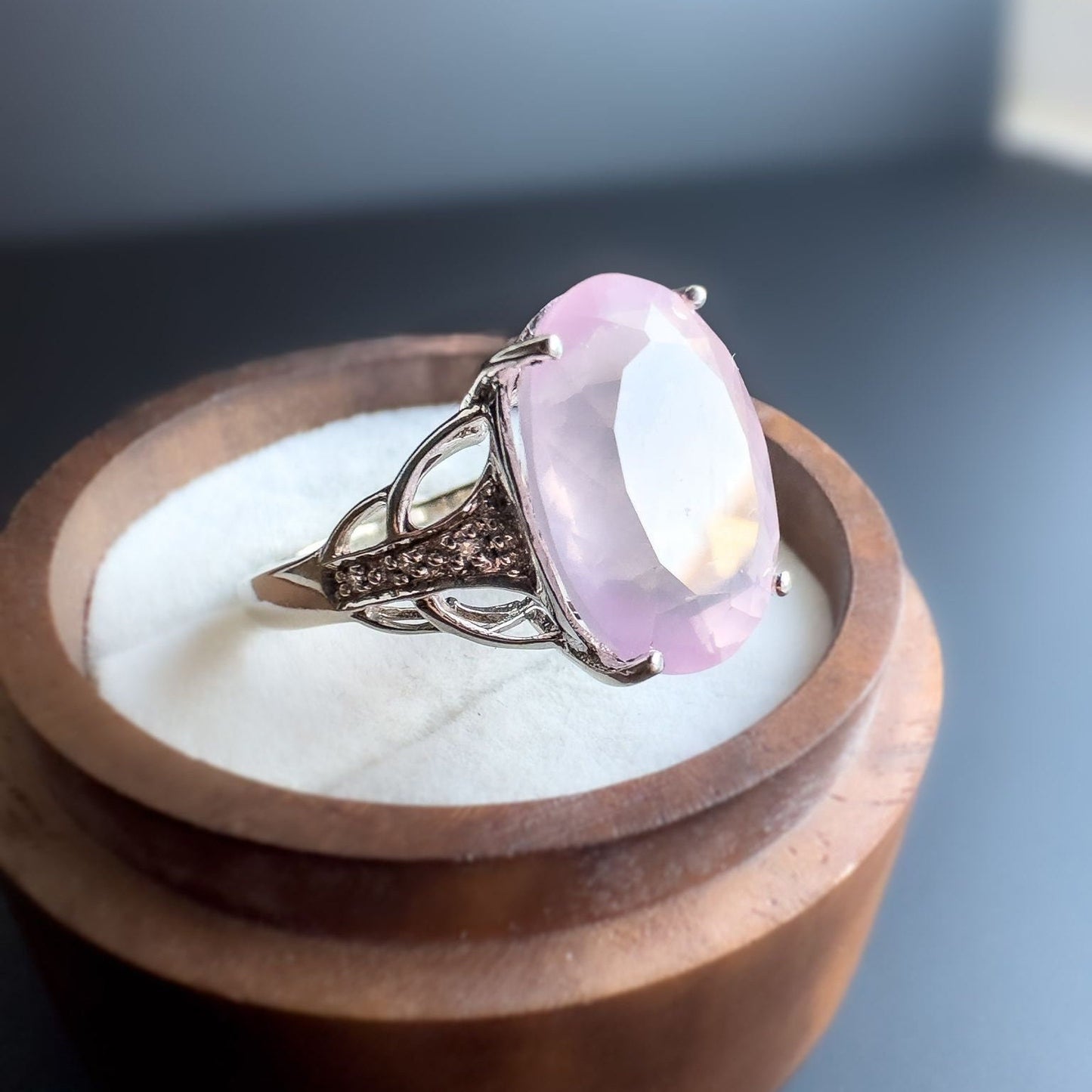 9ct | 9k White Gold | Vintage | Rose Quartz & Diamond Chip Pierced Shoulder Ring | Statement Ring | Cocktail Ring | 375 Marked |