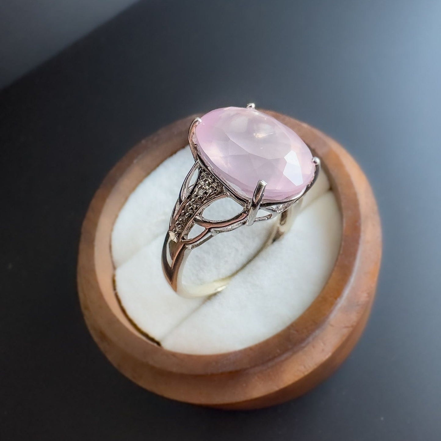 9ct | 9k White Gold | Vintage | Rose Quartz & Diamond Chip Pierced Shoulder Ring | Statement Ring | Cocktail Ring | 375 Marked |