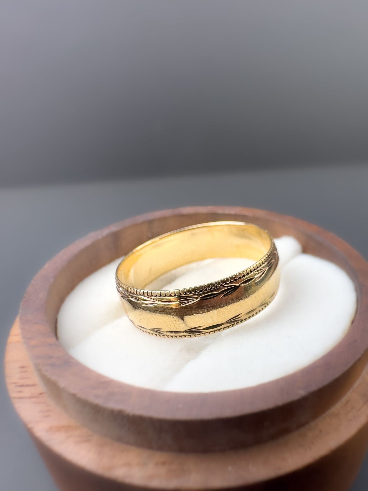 9ct | 9k Yellow Gold | Vintage 80s | Laurel Patterned Band Ring | Stacking Band | Wedding Band | English Hallmarks |