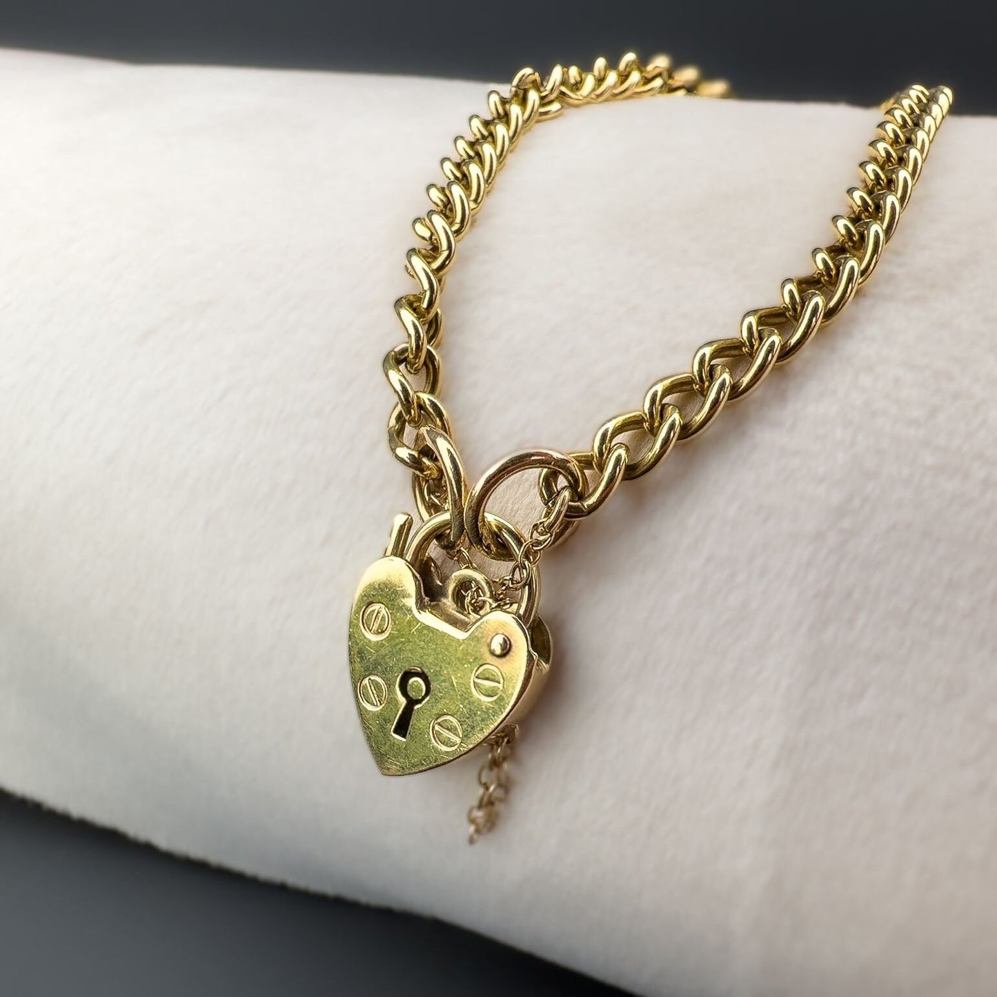 9ct | 9k Gold | Vintage | Solid Gold Curblink Bracelet with 9ct Heart Padlock | Charm Chain | Hallmarked | 11 grams | 18cm |