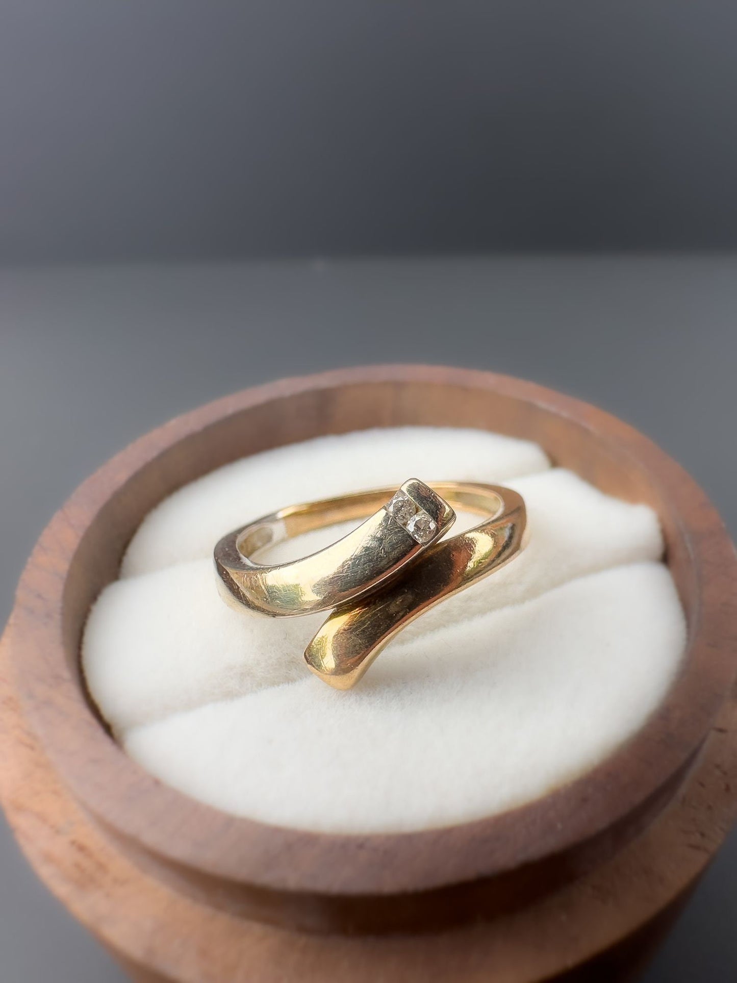 9ct | 9k Gold | Vintage Bi Coloured Gold Diamond Twist Crossover Band Ring | Stackable Rings | Hallmarked |