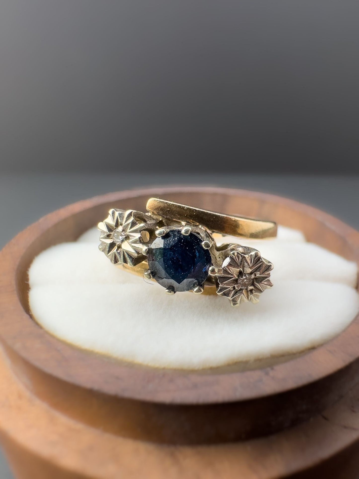 9ct | 9k Gold | Vintage 80s | Sapphire & Diamond Trilogy Twist Ring | Three Stone Ring | English Hallmarks |