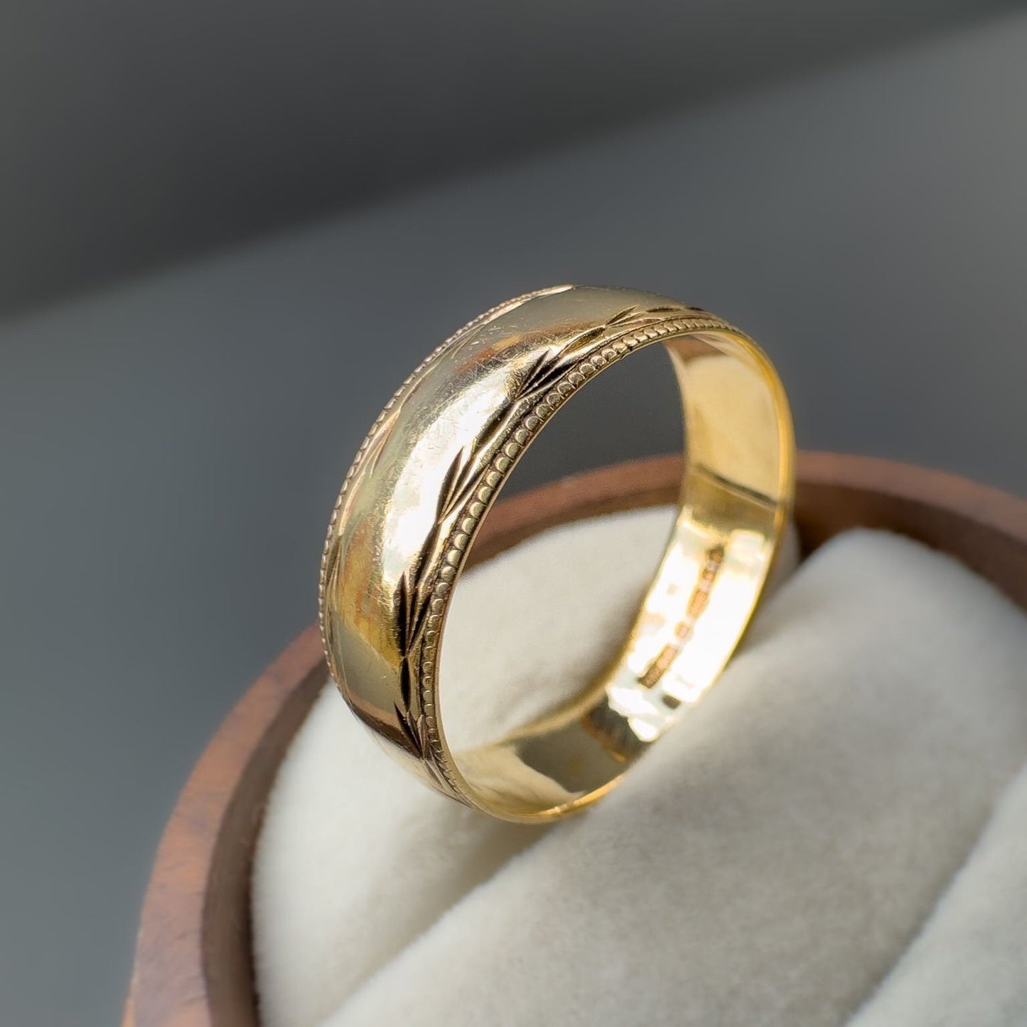 9ct | 9k Yellow Gold | Vintage 80s | Laurel Patterned Band Ring | Stacking Band | Wedding Band | English Hallmarks |