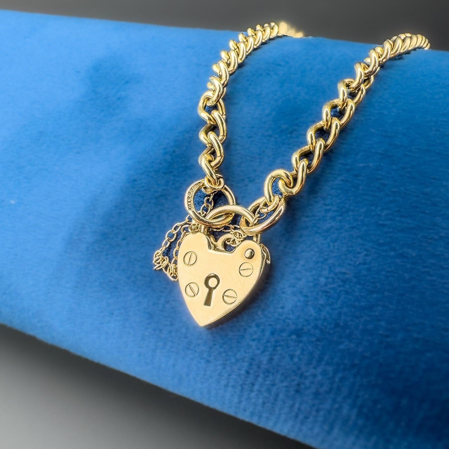 9ct | 9k Gold | Vintage | Solid Gold Curblink Bracelet with 9ct Heart Padlock | Charm Chain | Hallmarked | 11 grams | 18cm |