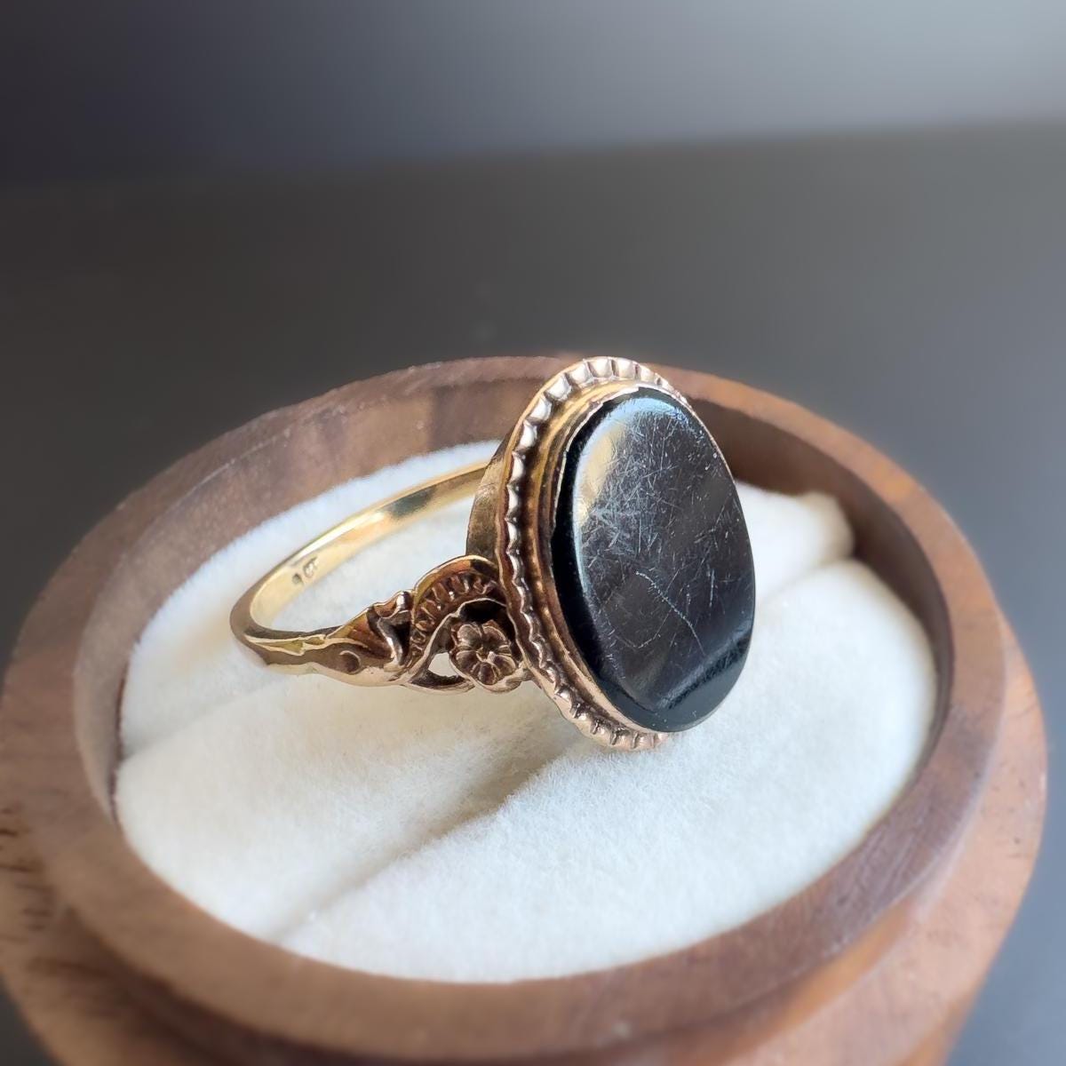 9ct Gold | vintage yellow gold | black onyx | oval panel signet ring | UK Size T |