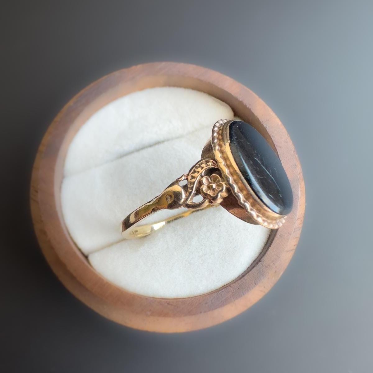 9ct Gold | vintage yellow gold | black onyx | oval panel signet ring | UK Size T |