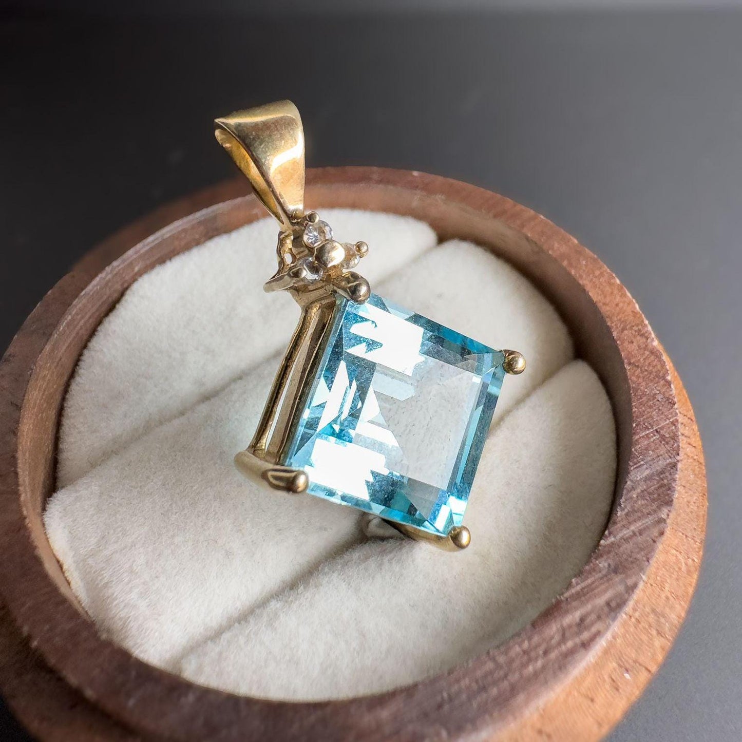 Very Pretty | 9ct | 9k Gold | Blue Topaz & Diamond Pendant | Hallmarked |
