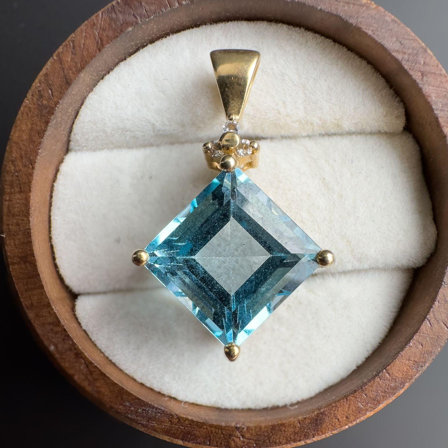 Very Pretty | 9ct | 9k Gold | Blue Topaz & Diamond Pendant | Hallmarked |
