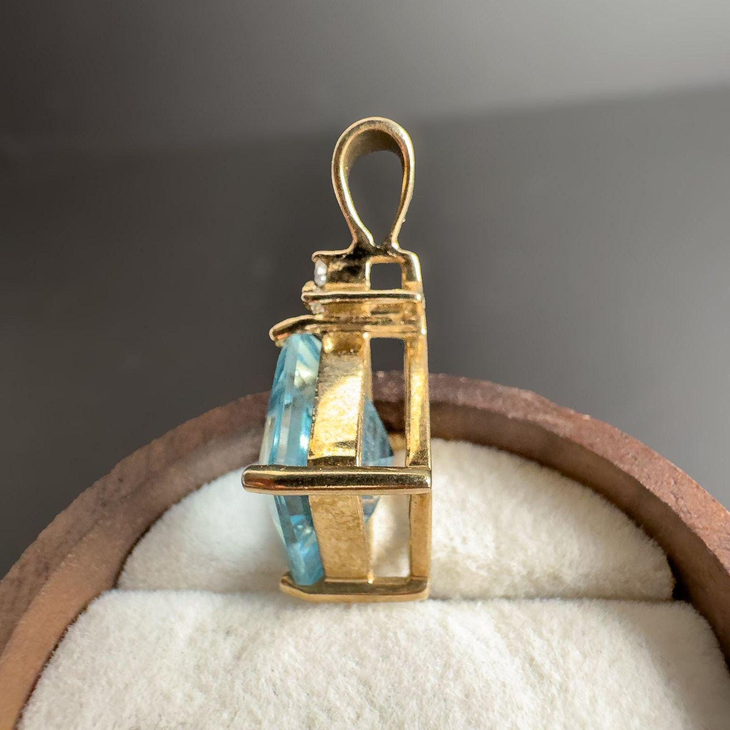 Very Pretty | 9ct | 9k Gold | Blue Topaz & Diamond Pendant | Hallmarked |