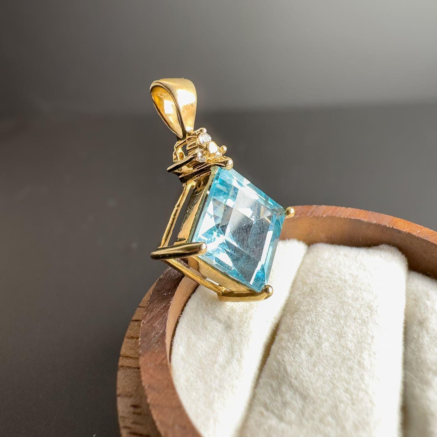 Very Pretty | 9ct | 9k Gold | Blue Topaz & Diamond Pendant | Hallmarked |