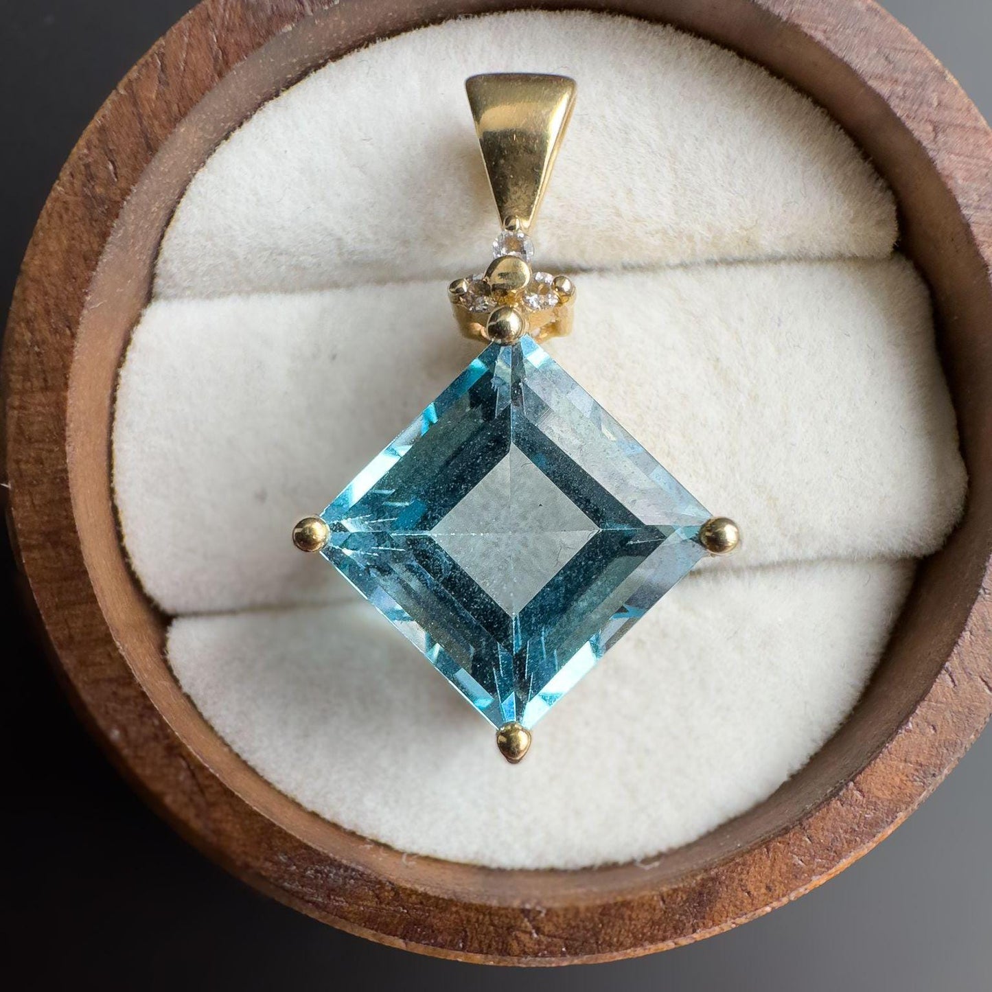 Very Pretty | 9ct | 9k Gold | Blue Topaz & Diamond Pendant | Hallmarked |