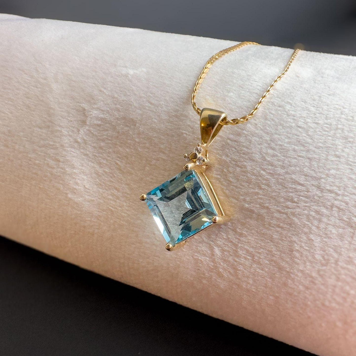 Very Pretty | 9ct | 9k Gold | Blue Topaz & Diamond Pendant | Hallmarked |
