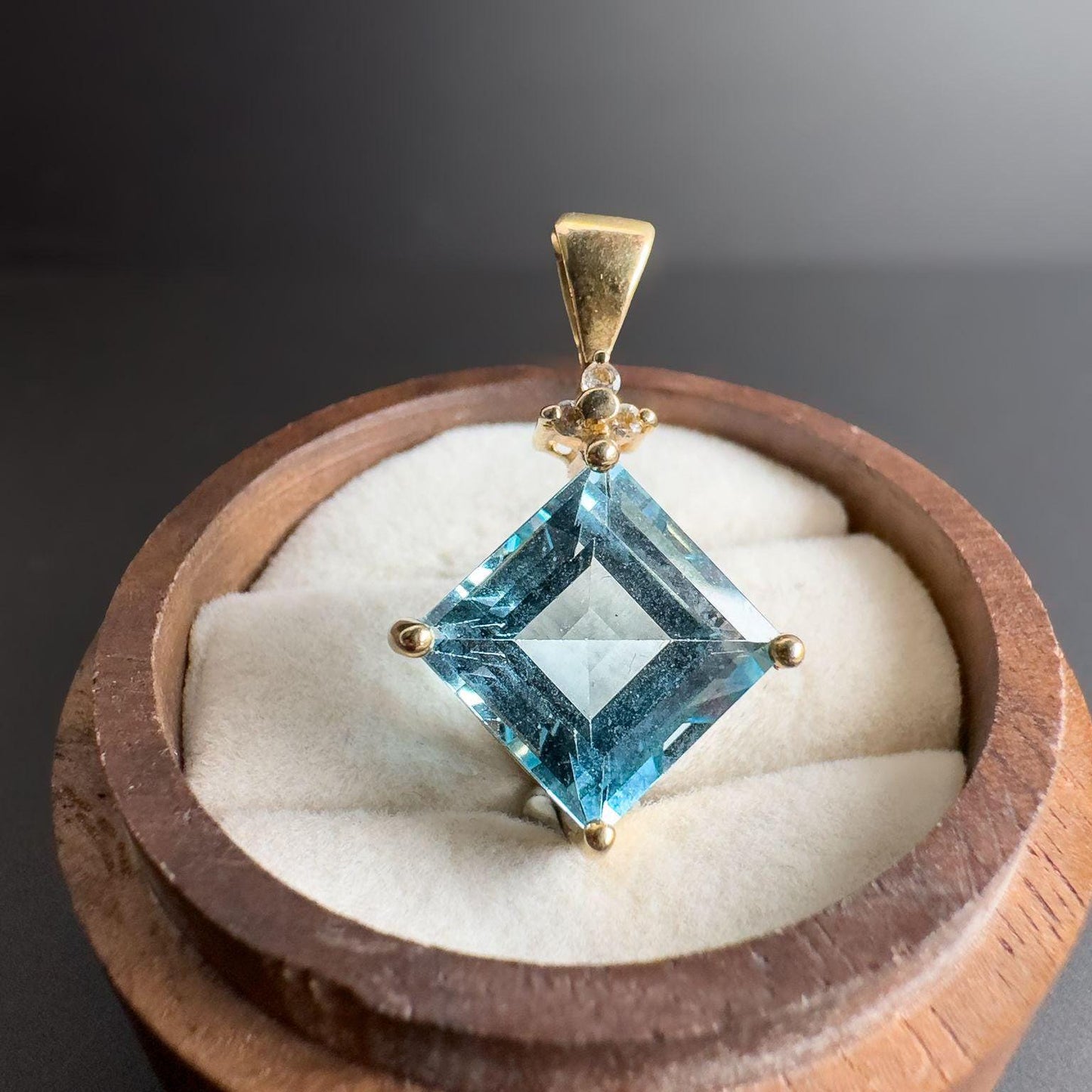 Very Pretty | 9ct | 9k Gold | Blue Topaz & Diamond Pendant | Hallmarked |
