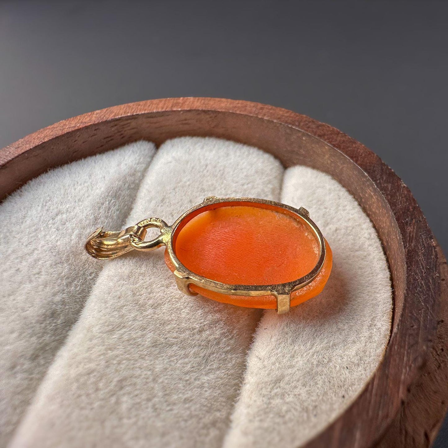 A very pretty | Vintage | 9ct | 9k Yellow Gold | Cameo Shell Drop Pendant | 9ct gold Hallmarked
