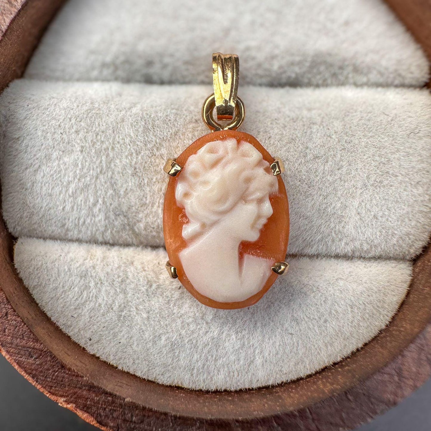 A very pretty | Vintage | 9ct | 9k Yellow Gold | Cameo Shell Drop Pendant | 9ct gold Hallmarked