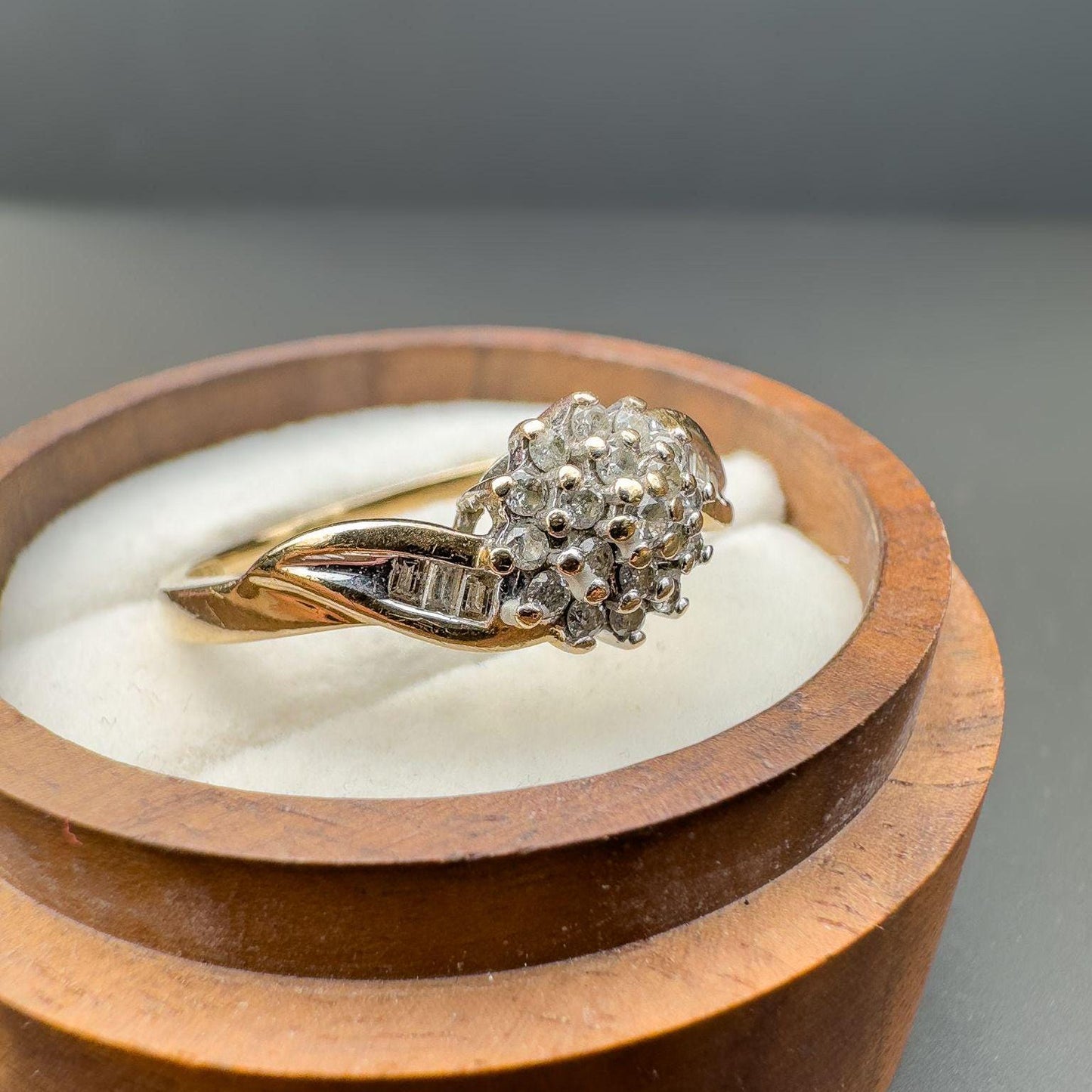 A Very Sparkly | 9ct | 9k Gold | Vintage | Diamond Cluster Ring With Diamond Set Twist Shoulders | English Hallmarks | UK T 1/2 - US 9.75 |