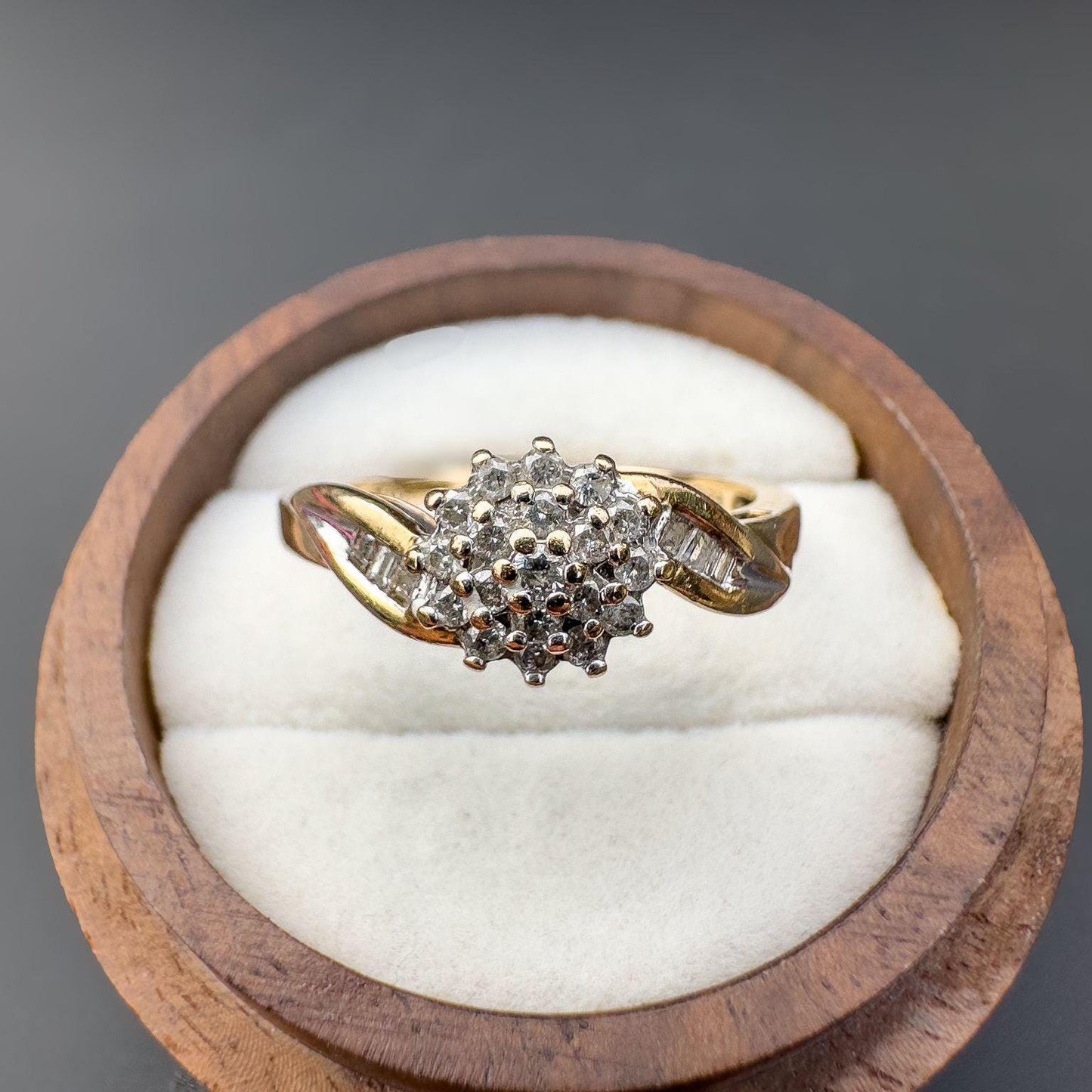 A Very Sparkly | 9ct | 9k Gold | Vintage | Diamond Cluster Ring With Diamond Set Twist Shoulders | English Hallmarks | UK T 1/2 - US 9.75 |
