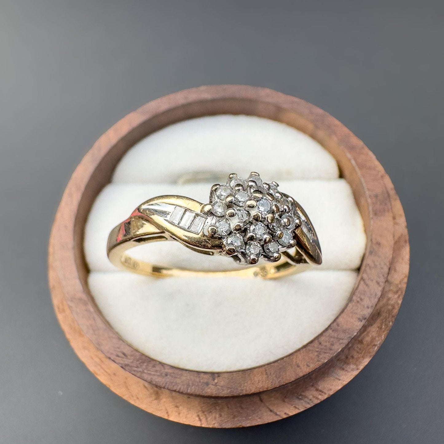 A Very Sparkly | 9ct | 9k Gold | Vintage | Diamond Cluster Ring With Diamond Set Twist Shoulders | English Hallmarks | UK T 1/2 - US 9.75 |