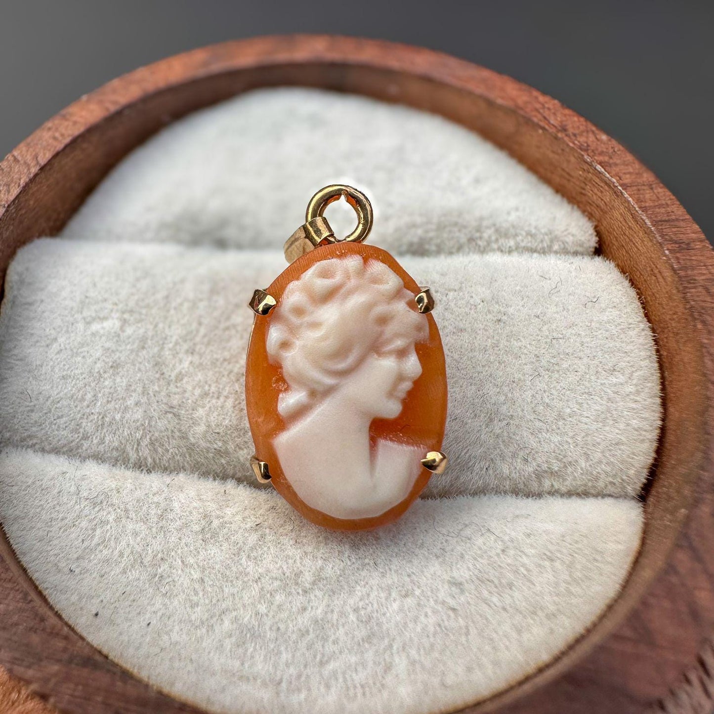 A very pretty | Vintage | 9ct | 9k Yellow Gold | Cameo Shell Drop Pendant | 9ct gold Hallmarked