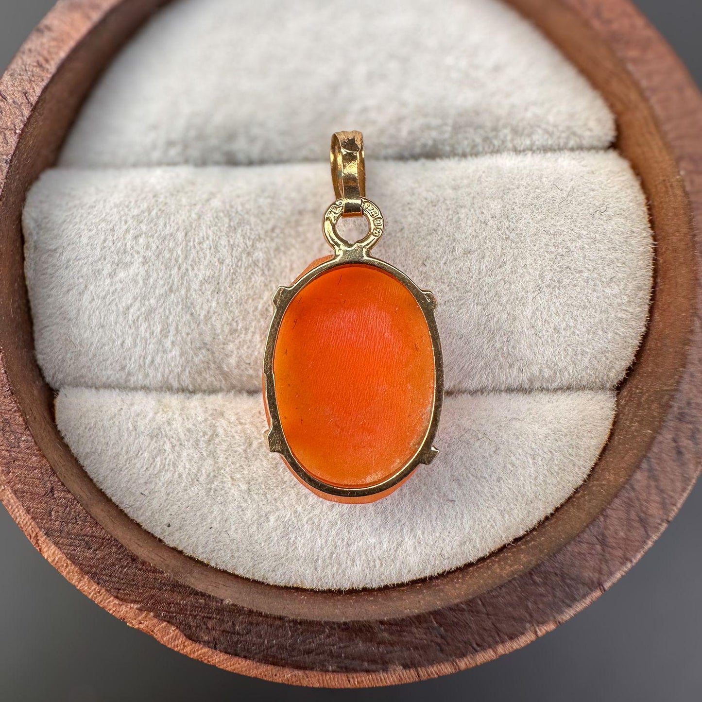 A very pretty | Vintage | 9ct | 9k Yellow Gold | Cameo Shell Drop Pendant | 9ct gold Hallmarked