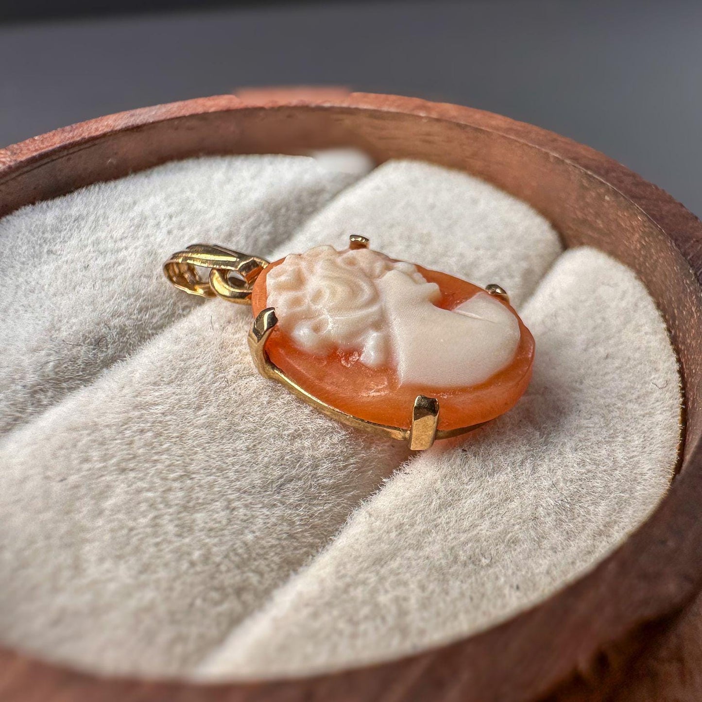 A very pretty | Vintage | 9ct | 9k Yellow Gold | Cameo Shell Drop Pendant | 9ct gold Hallmarked