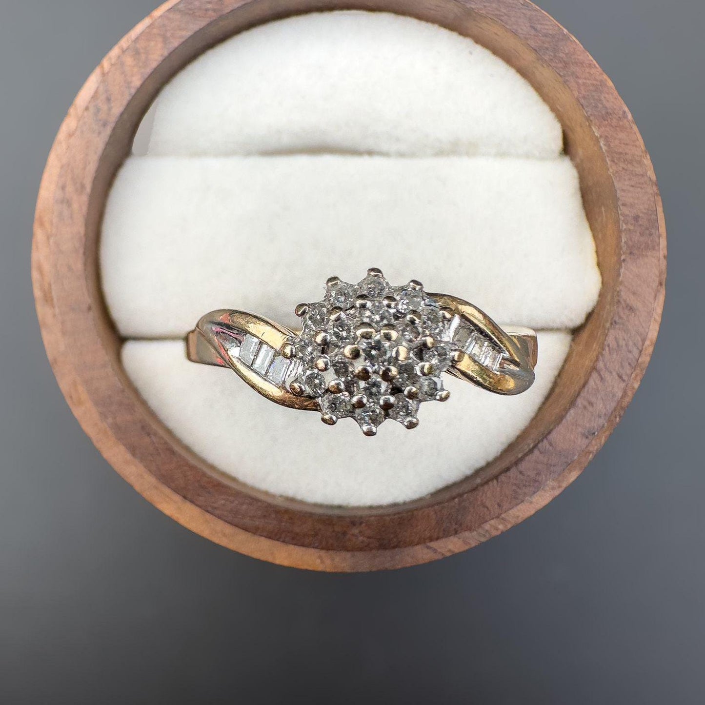 A Very Sparkly | 9ct | 9k Gold | Vintage | Diamond Cluster Ring With Diamond Set Twist Shoulders | English Hallmarks | UK T 1/2 - US 9.75 |