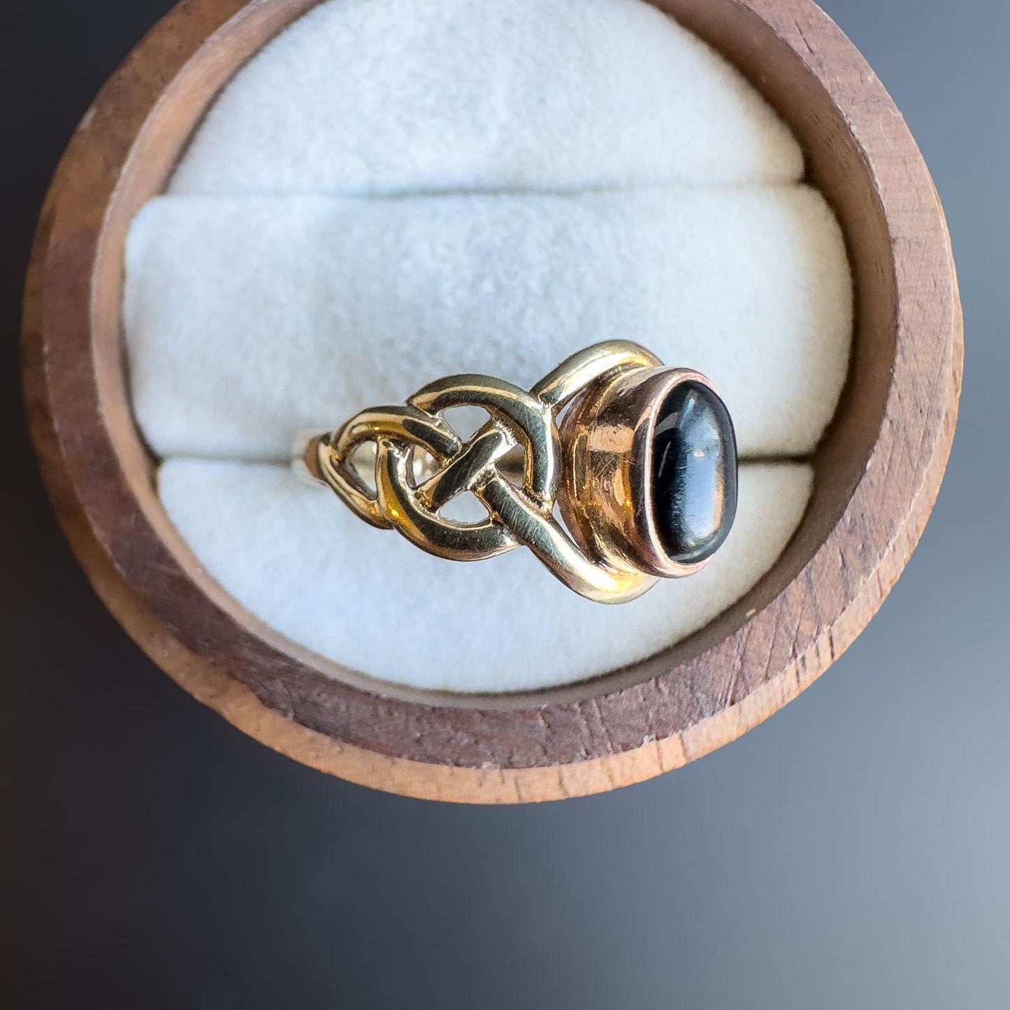 Vintage | 9ct Gold Onyx Ring with Celtic Knot Design | Elegant Black Onyx Cabochon | English Hallmarks | UK K 1/2 - US 5.75 | Resizable
