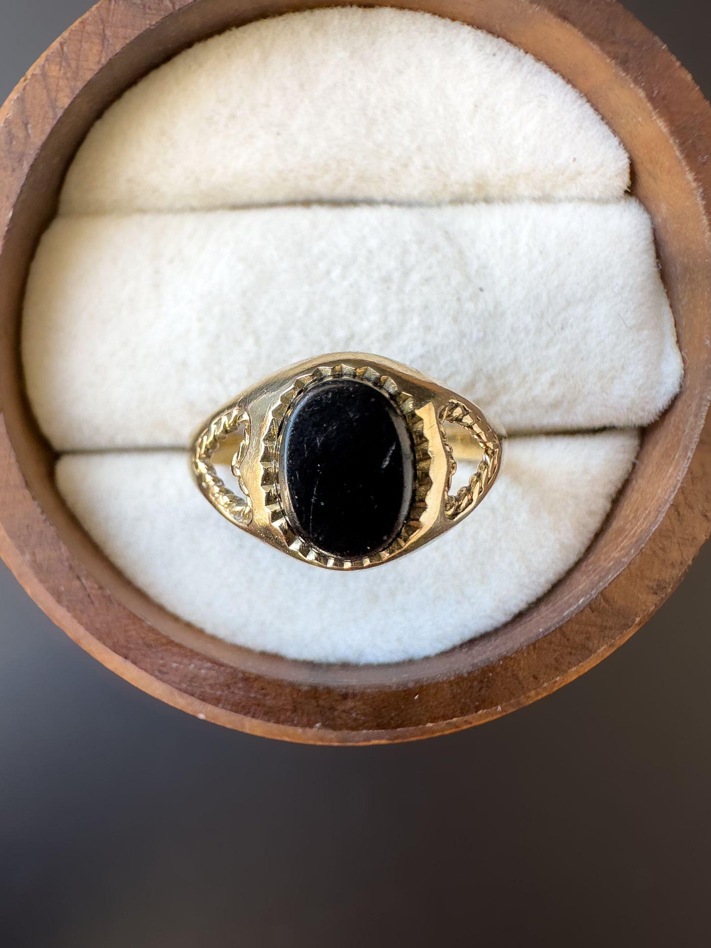 Vintage 1980s | 9ct Gold | Black Onyx Signet Ring with Open Heart Shoulder Detail | English Hallmarks | UK I - US 4.25 | Pinky Ring