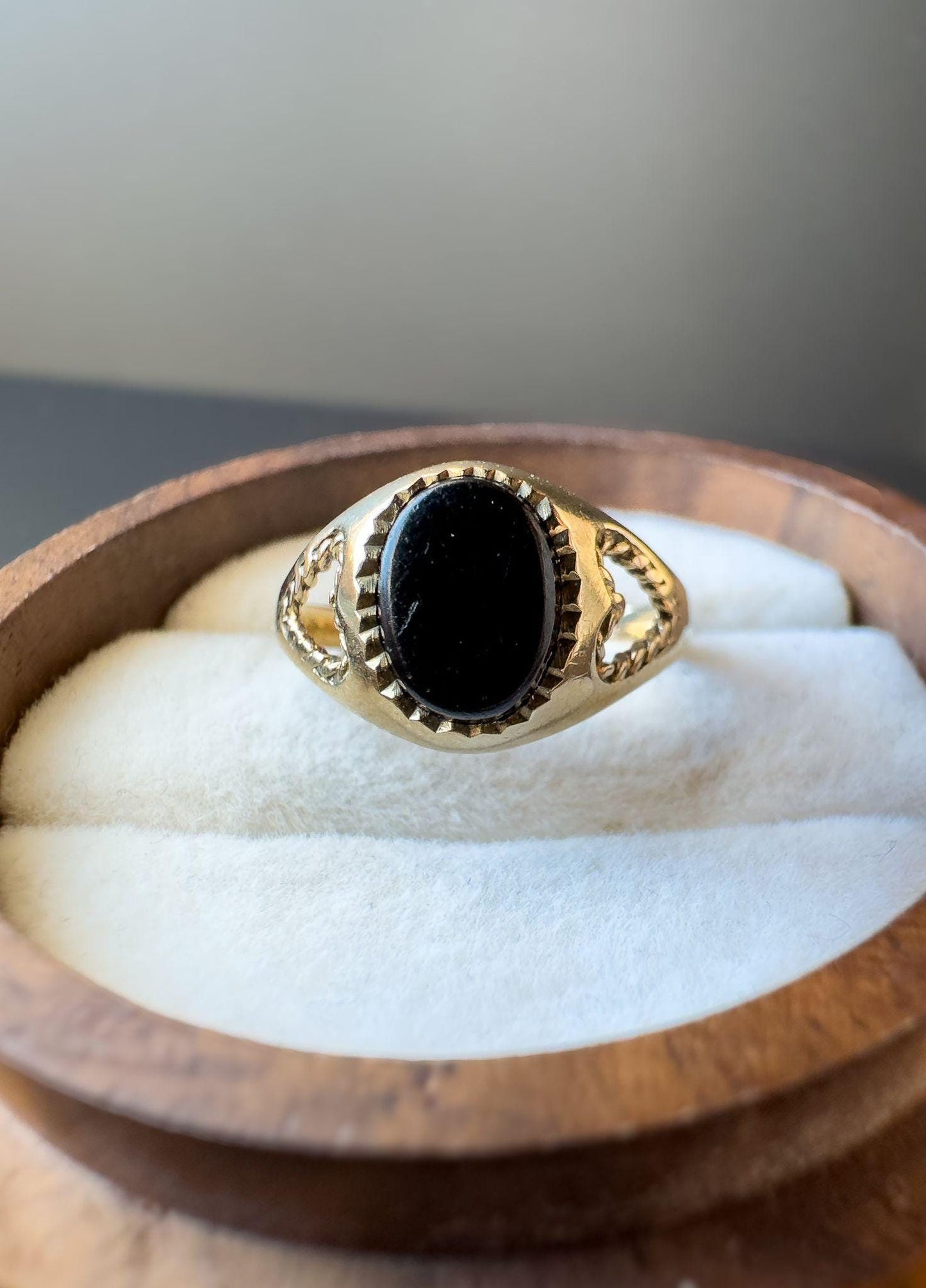 Vintage 1980s | 9ct Gold | Black Onyx Signet Ring with Open Heart Shoulder Detail | English Hallmarks | UK I - US 4.25 | Pinky Ring