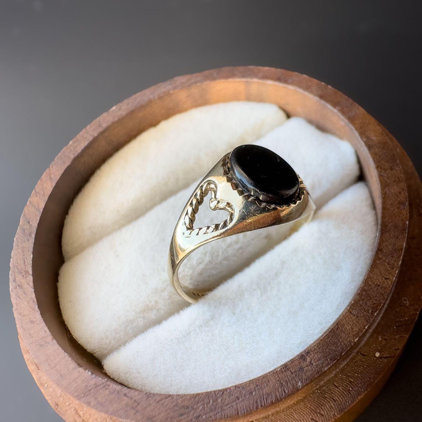 Vintage 1980s | 9ct Gold | Black Onyx Signet Ring with Open Heart Shoulder Detail | English Hallmarks | UK I - US 4.25 | Pinky Ring
