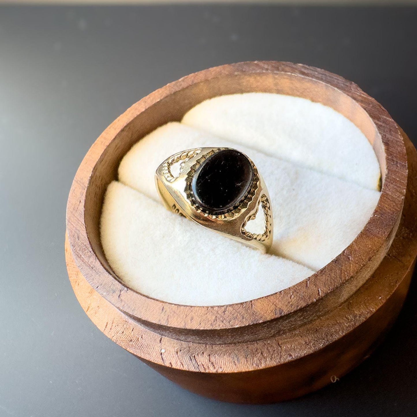 Vintage 1980s | 9ct Gold | Black Onyx Signet Ring with Open Heart Shoulder Detail | English Hallmarks | UK I - US 4.25 | Pinky Ring