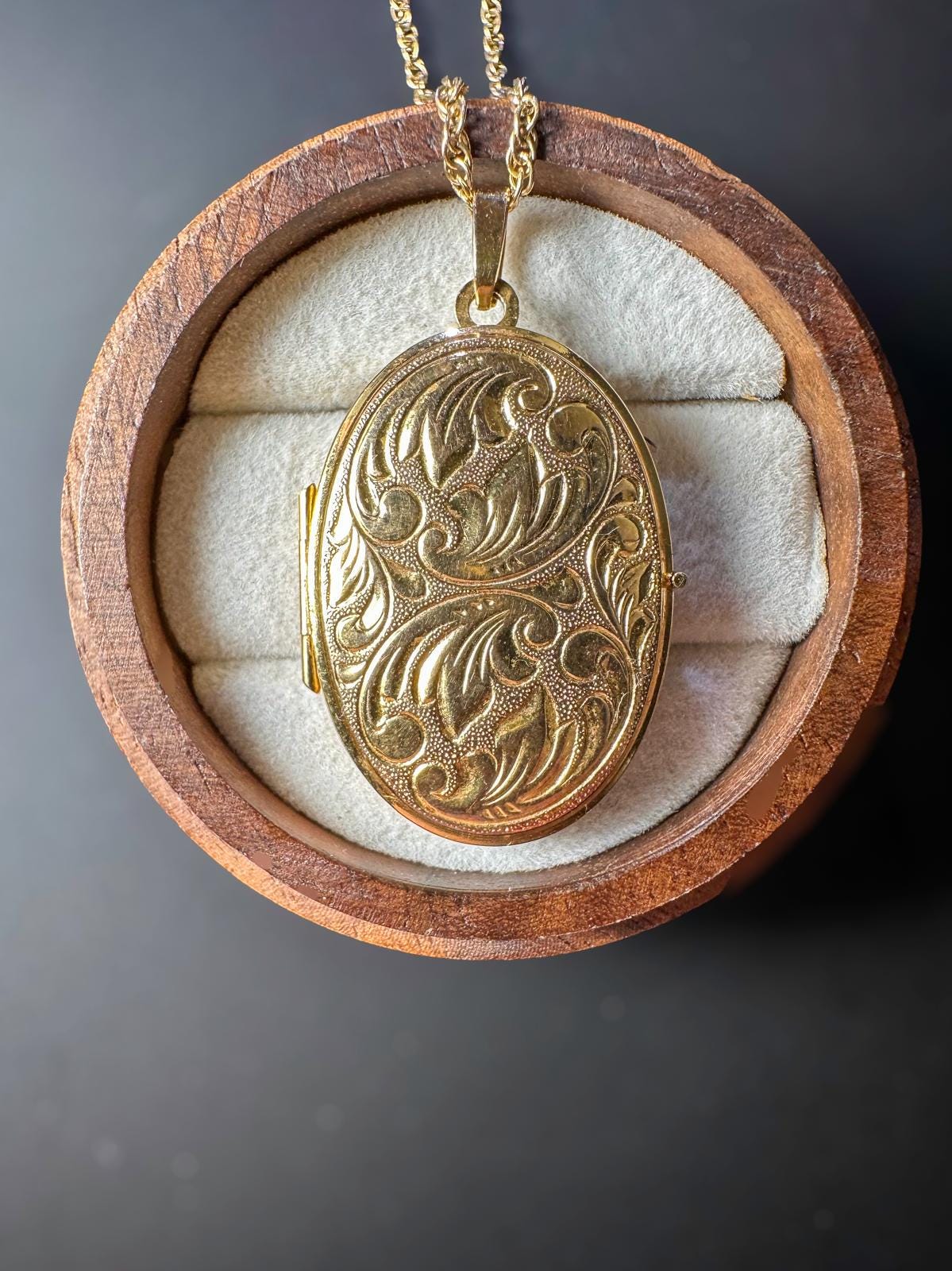 Vintage 9ct Gold Engraved Oval Locket Pendant on 9ct Gold Fine Link Chain Necklace | English Halmmarks | 46cm / 18 Inch