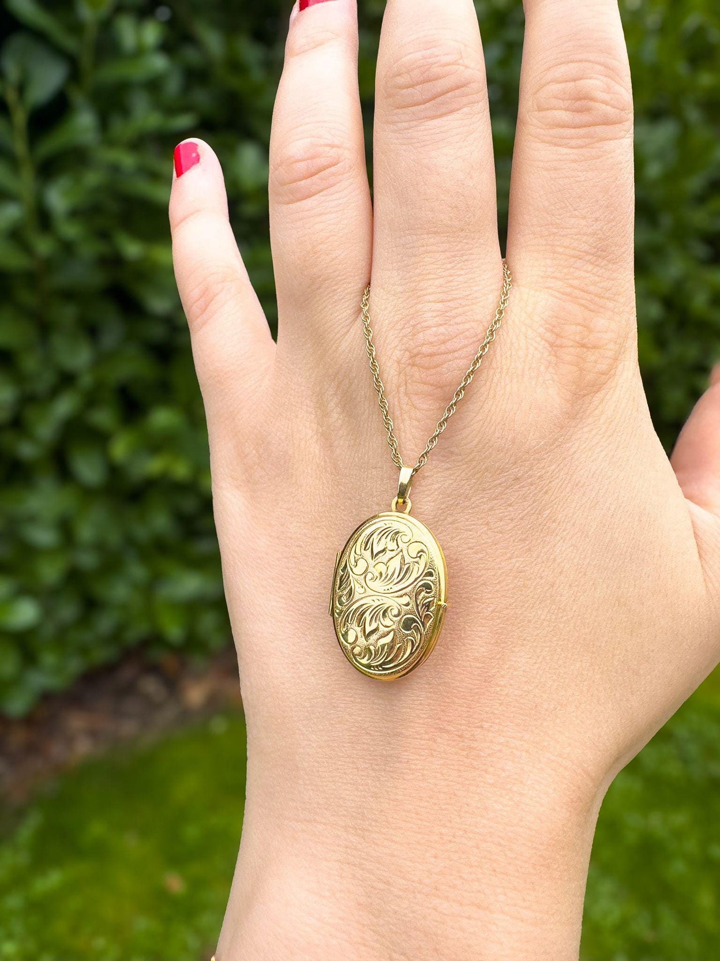 Vintage 9ct Gold Engraved Oval Locket Pendant on 9ct Gold Fine Link Chain Necklace | English Halmmarks | 46cm / 18 Inch