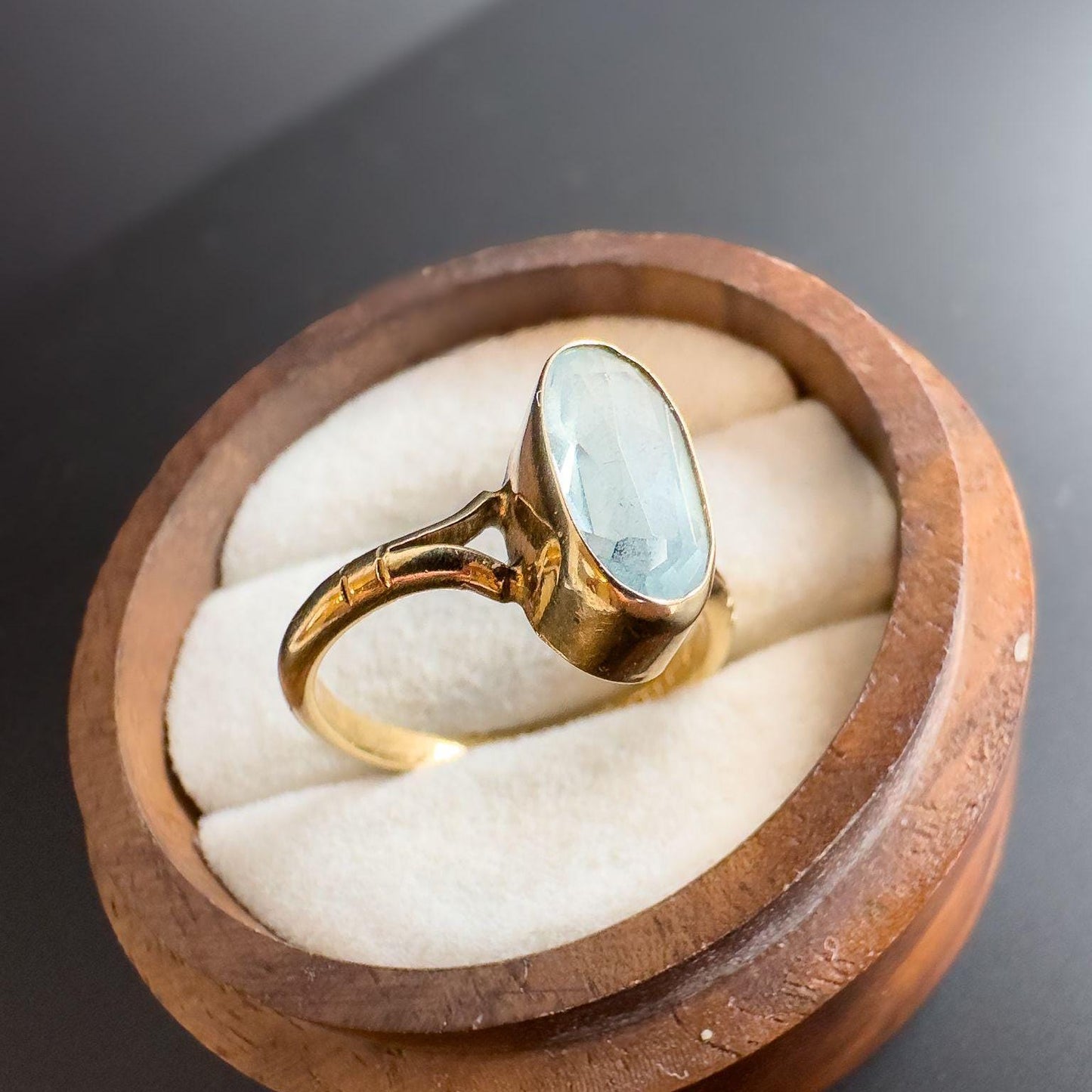90s Vintage | 9ct Gold Aquamarine Ring | Elegant Oval Aquamarine Statement Ring | Size UK L - US 5.75 | Resizable | English Hallmarks