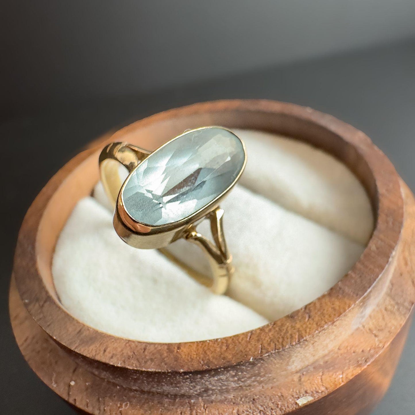 90s Vintage | 9ct Gold Aquamarine Ring | Elegant Oval Aquamarine Statement Ring | Size UK L - US 5.75 | Resizable | English Hallmarks