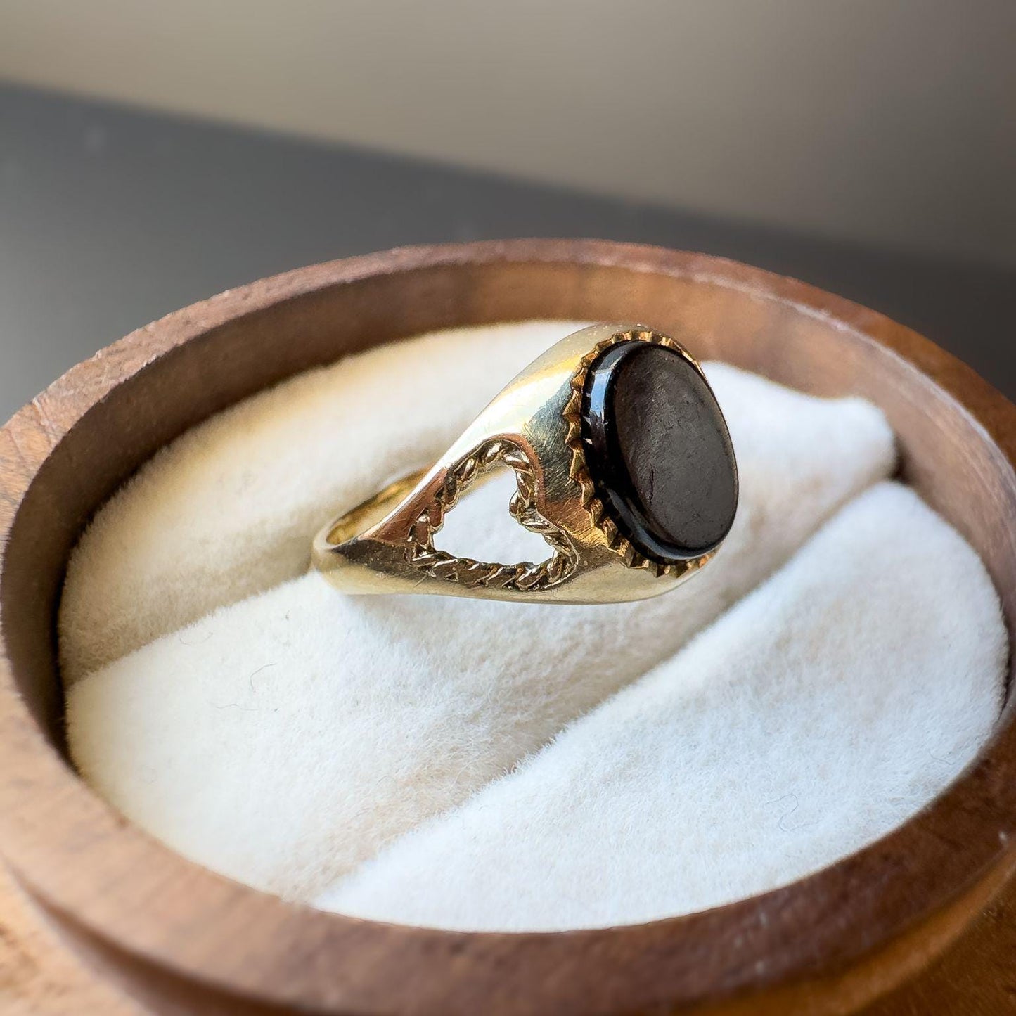 Vintage 1980s | 9ct Gold | Black Onyx Signet Ring with Open Heart Shoulder Detail | English Hallmarks | UK I - US 4.25 | Pinky Ring