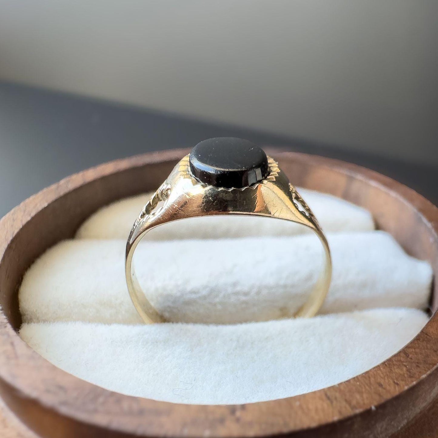 Vintage 1980s | 9ct Gold | Black Onyx Signet Ring with Open Heart Shoulder Detail | English Hallmarks | UK I - US 4.25 | Pinky Ring