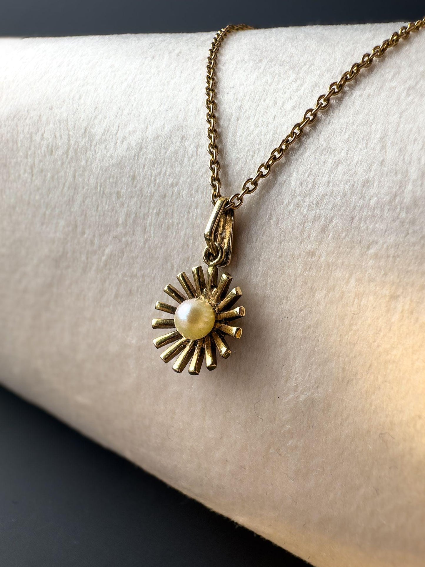 Vintage 9ct Gold Sunburst Pearl Pendant Necklace on 9ct Gold Fine Link Chain Radiant Sunburst Design | 46cm/18 Inch