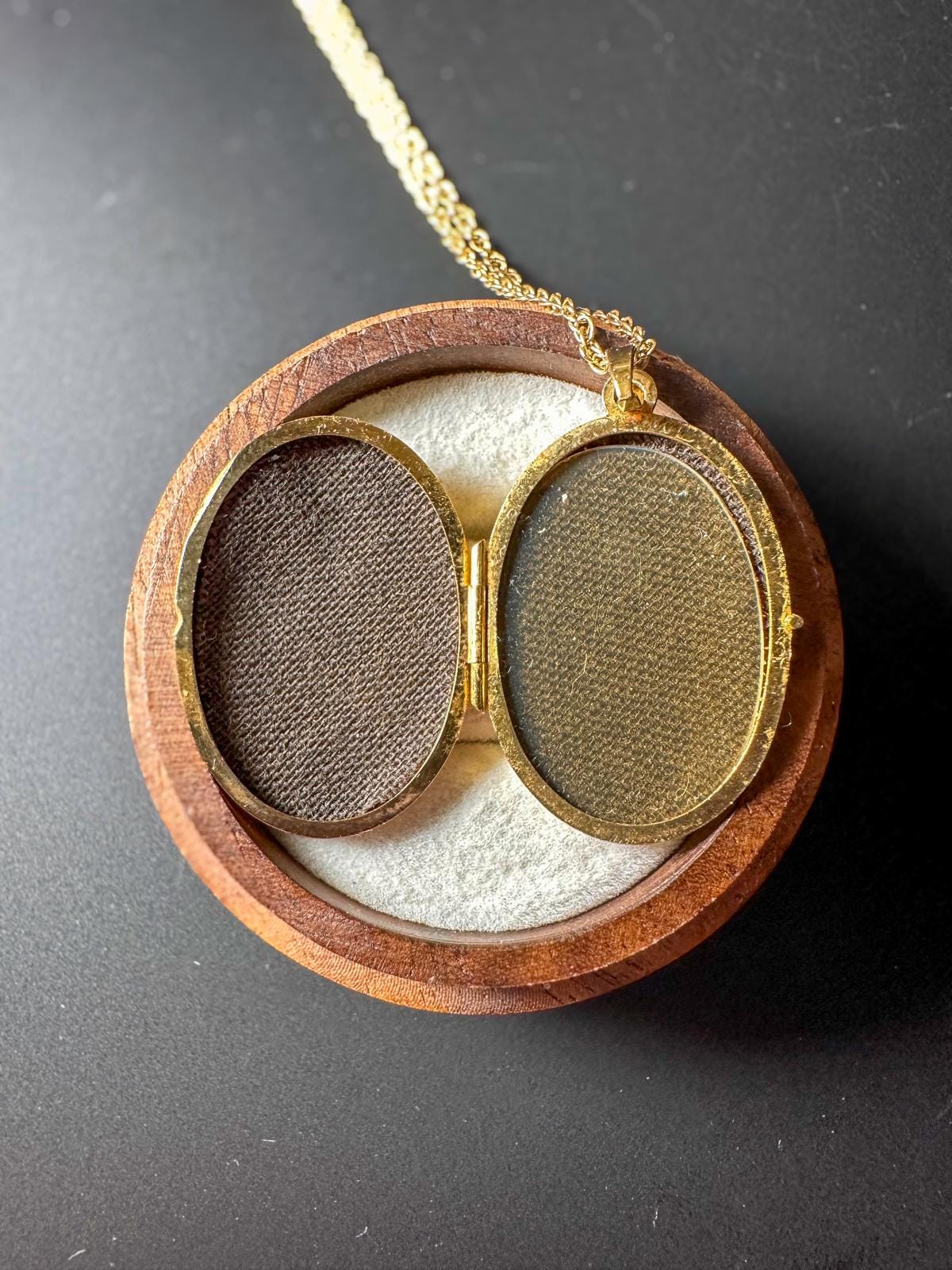 Vintage 9ct Gold Engraved Oval Locket Pendant on 9ct Gold Fine Link Chain Necklace | English Halmmarks | 46cm / 18 Inch