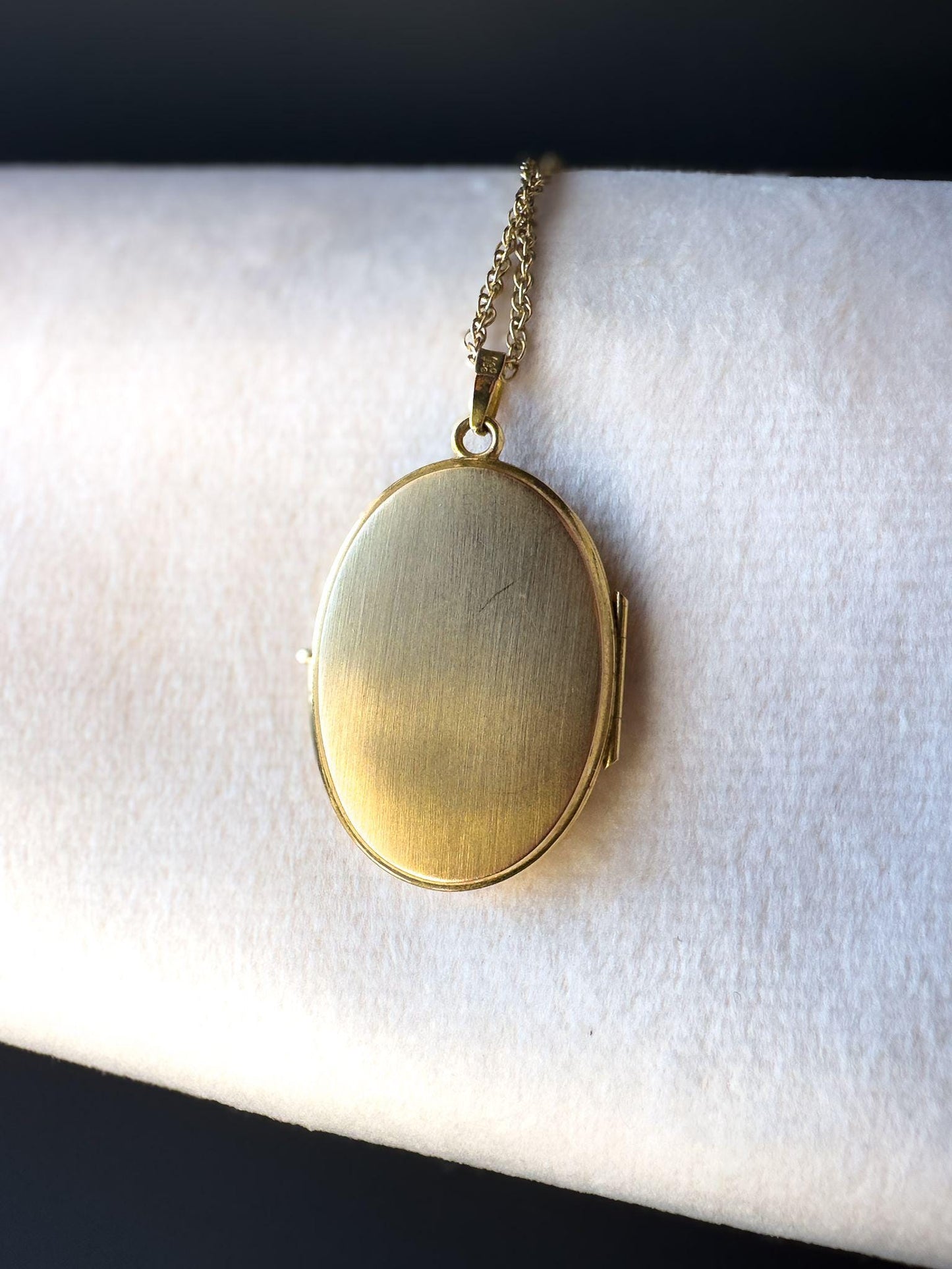 Vintage 9ct Gold Engraved Oval Locket Pendant on 9ct Gold Fine Link Chain Necklace | English Halmmarks | 46cm / 18 Inch