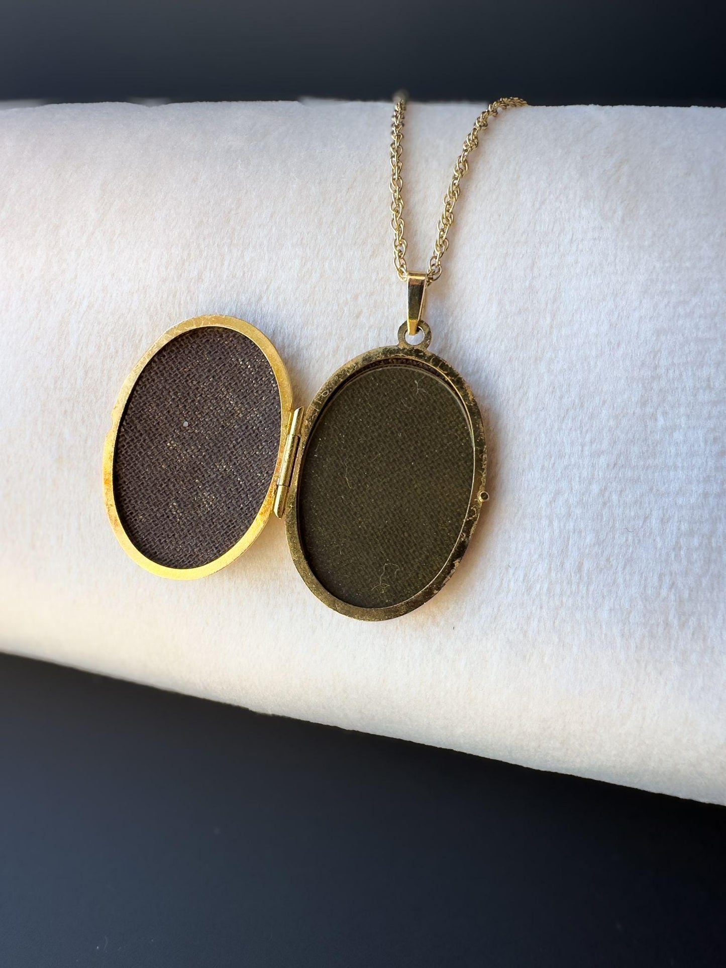 Vintage 9ct Gold Engraved Oval Locket Pendant on 9ct Gold Fine Link Chain Necklace | English Halmmarks | 46cm / 18 Inch