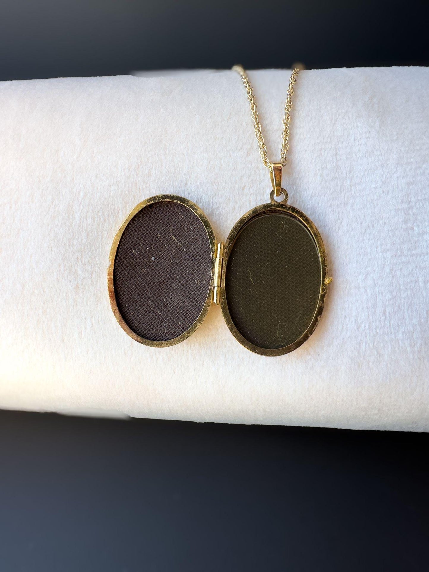 Vintage 9ct Gold Engraved Oval Locket Pendant on 9ct Gold Fine Link Chain Necklace | English Halmmarks | 46cm / 18 Inch