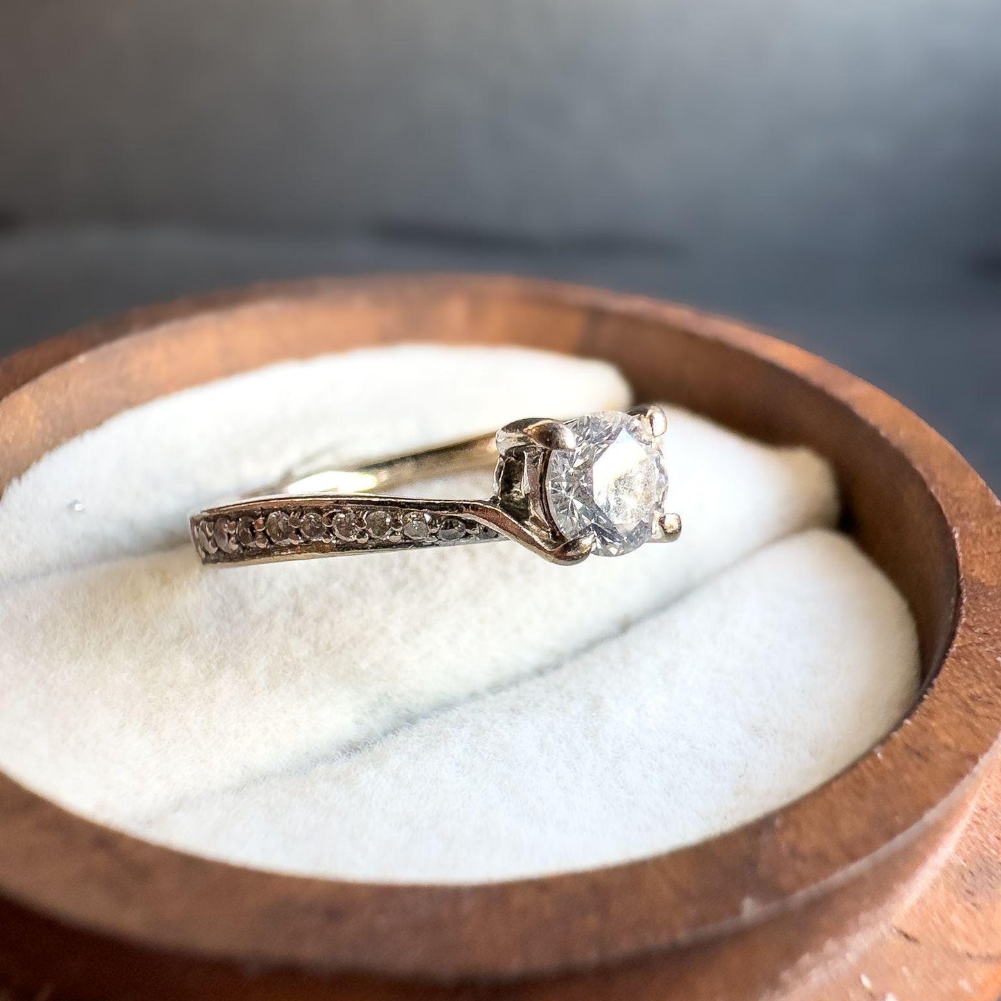 18ct Vintage White Solid Gold Brilliant Cut Diamond Ring | Timeless Solitaire with Side Diamonds | UK I - US 4.25 | English Hallmarked |