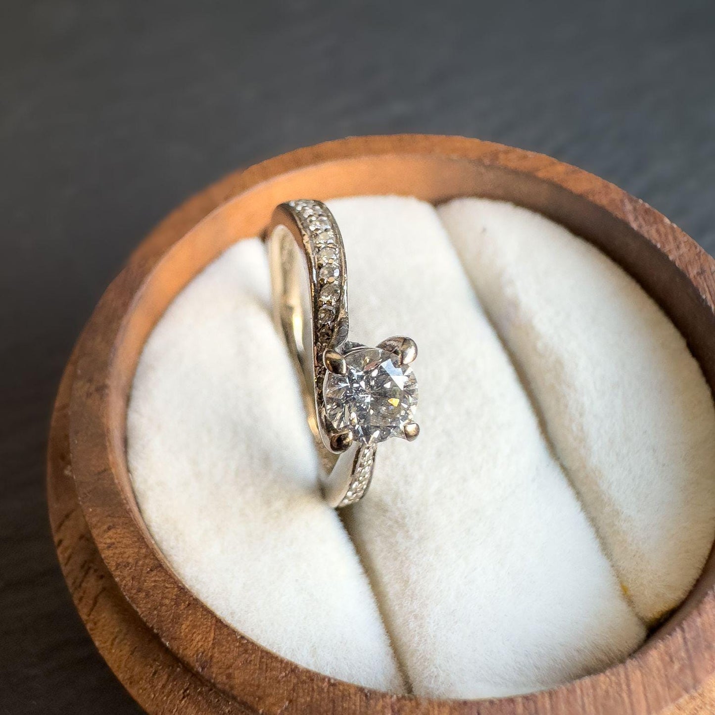 18ct Vintage White Solid Gold Brilliant Cut Diamond Ring | Timeless Solitaire with Side Diamonds | UK I - US 4.25 | English Hallmarked |