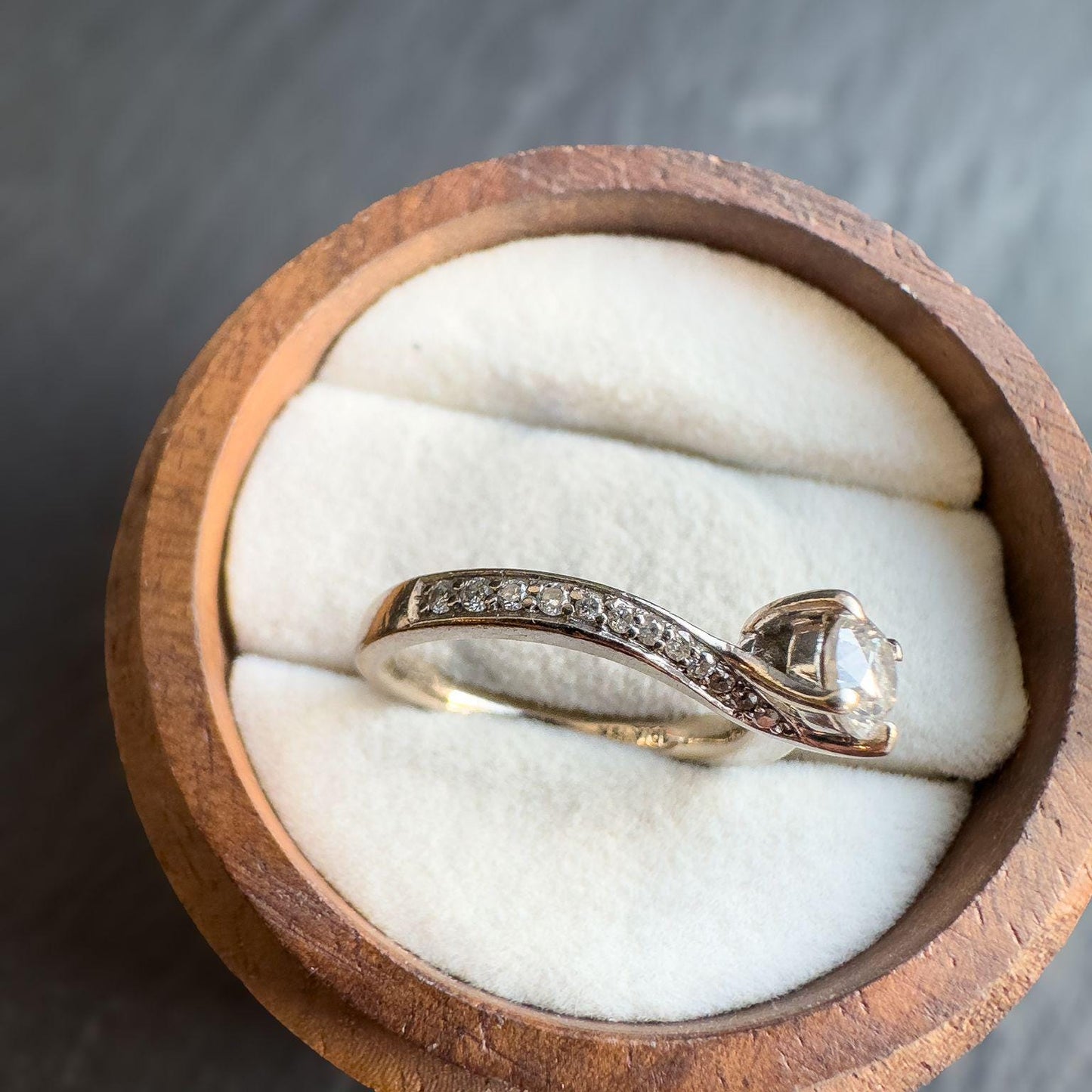 18ct Vintage White Solid Gold Brilliant Cut Diamond Ring | Timeless Solitaire with Side Diamonds | UK I - US 4.25 | English Hallmarked |