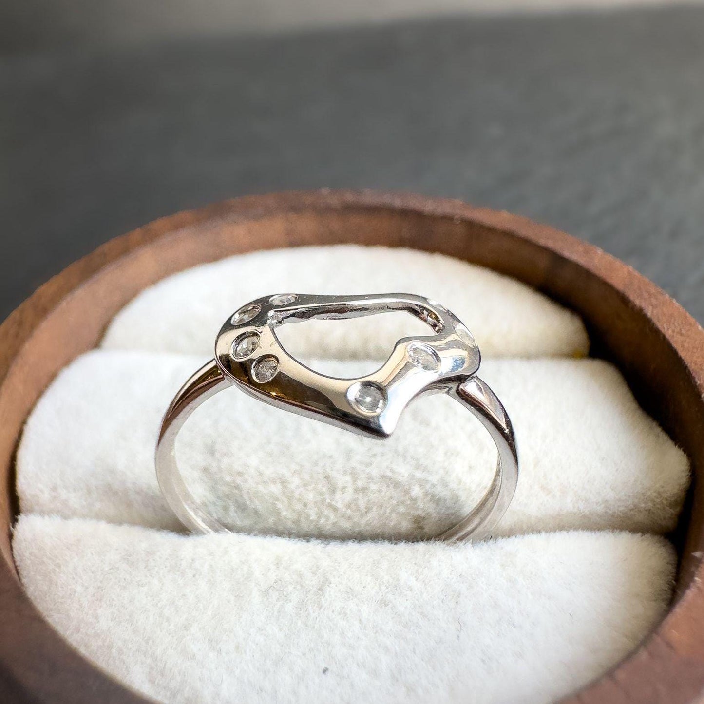 9ct Solid White Gold Vintage Heart Diamond Ring | Open Heart Design with Round Diamond Accents | Hallmarked | UK K - US 5.25 |